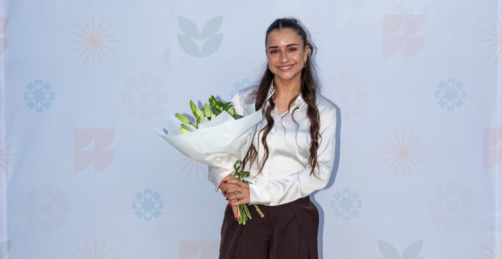 Amanda con un ramo de flores